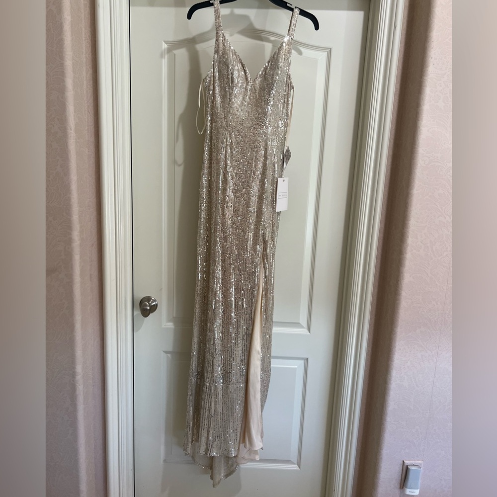 Mac Duggal beautiful gown never been worn